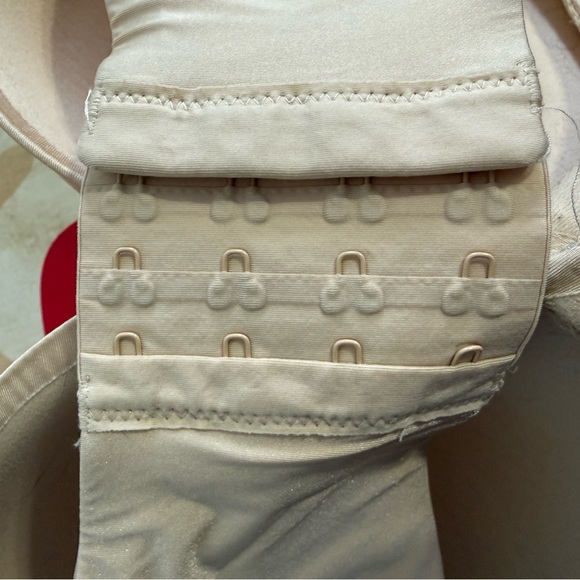 SKIMS Strapless Nude Push-Up Bra - Picture 4 of 5